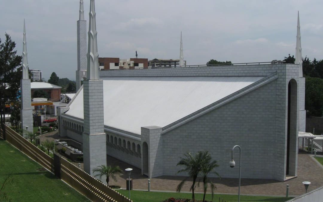 Pemandangan luar Bait Suci Guatemala Kota Guatemala pada siang hari.