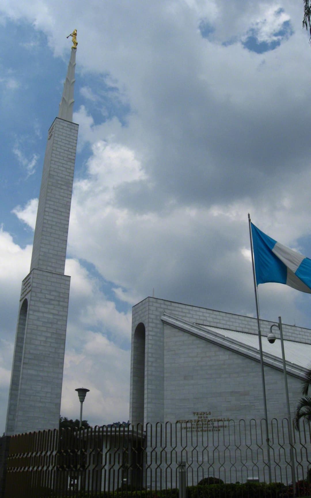 Arsitektur indah bait suci menonjol di langit.