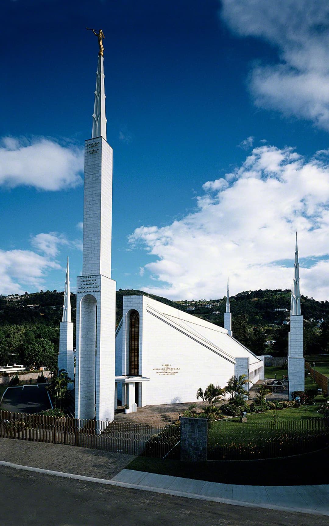 Area taman yang damai di pelataran bait suci.