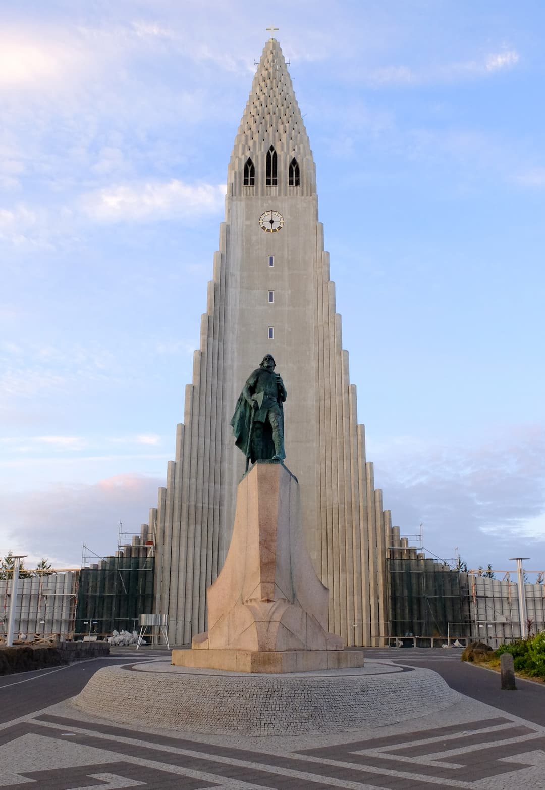 Hallgrímskirkja 教堂令人印象深刻的立面，背景是雷克雅未克的天际线。