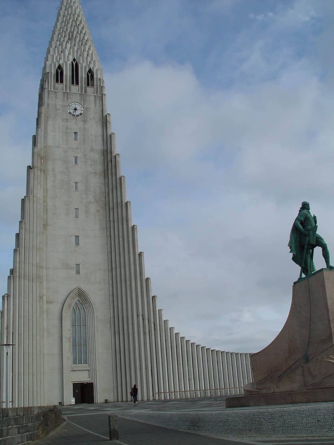 莱夫·埃里克松的雕像自豪地矗立在教堂前。