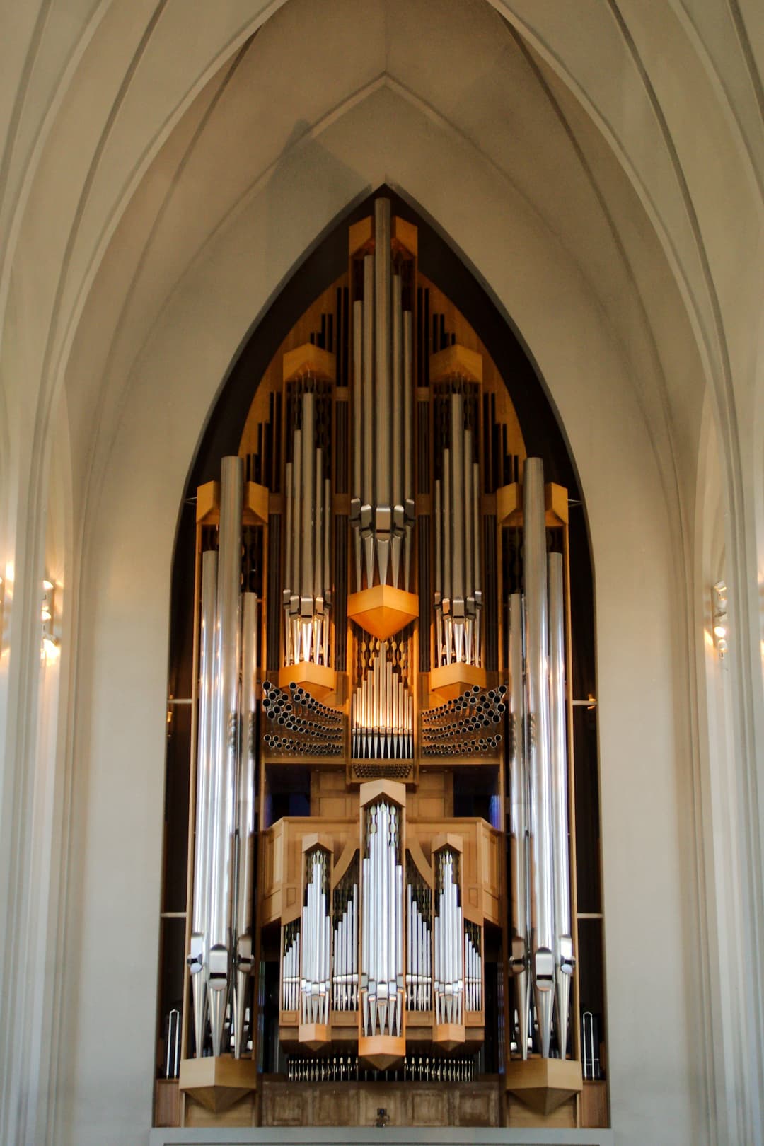 宏伟的 Klais 管风琴，是教堂的中心装饰品。