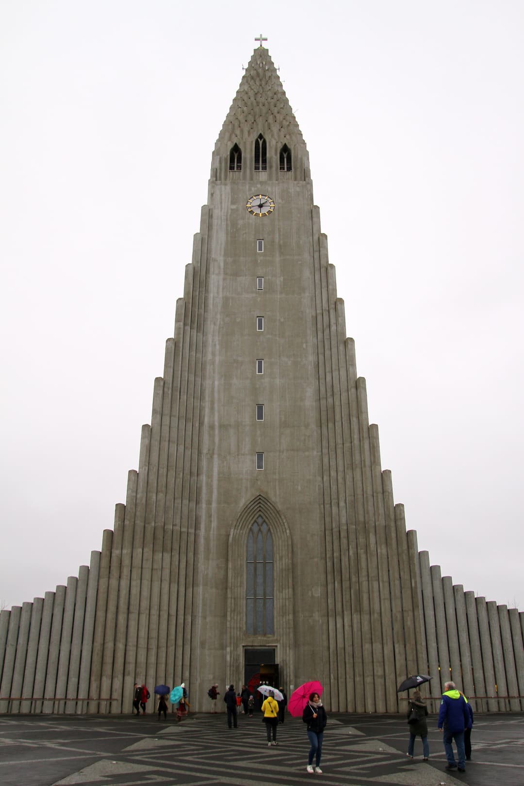 Hallgrímskirkja 教堂在夜晚被照亮，是城市中的一座灯塔。