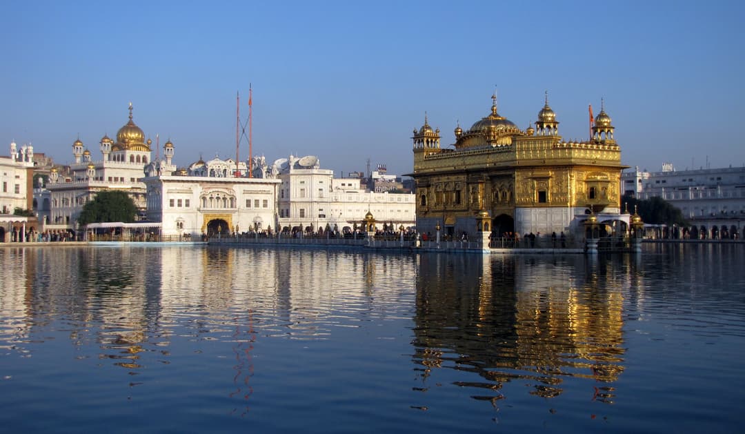Devotees at the Akal Takht Sahib