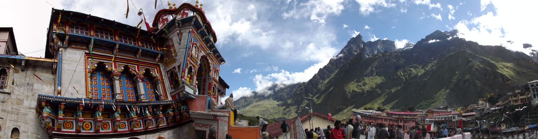 Panoramic view of Badrinath Temple facade and surrounding mountains