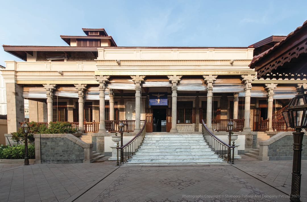 מבט שליו על מקדש האש של אודוודה, אתר קדוש עבור זורואסטרים.