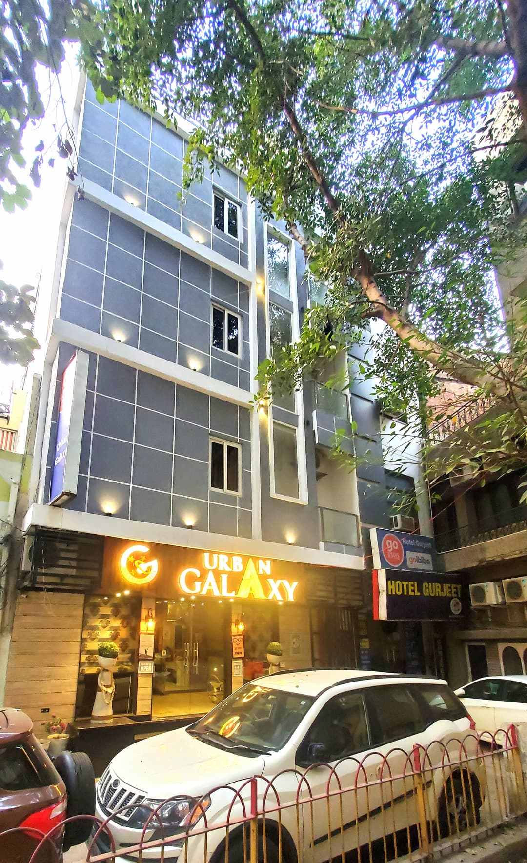 城市银河酒店外墙的街道景观。