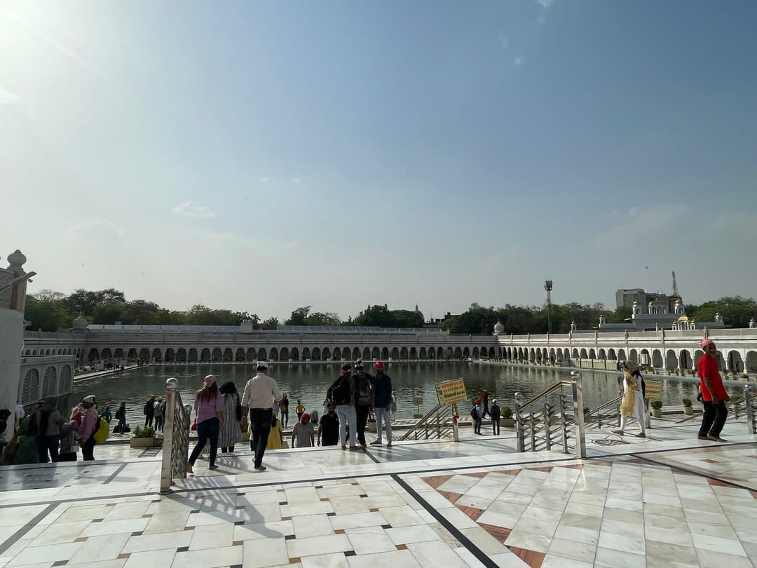 尼山·薩希布，錫克教旗幟，在古爾岡瓦拉高高飄揚。