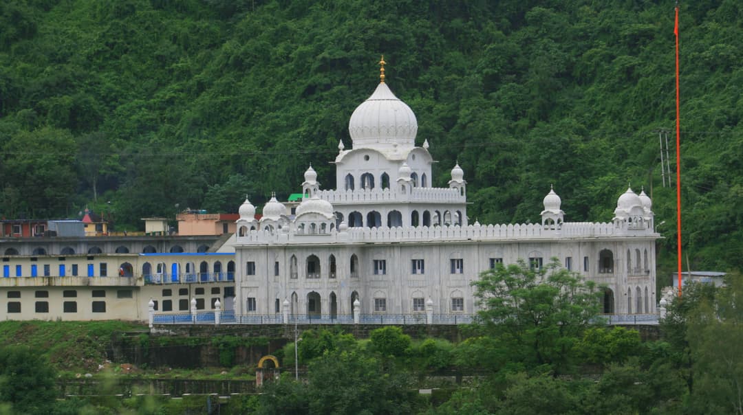 Vista esterna del Gurudwara Manikaran Sahib.