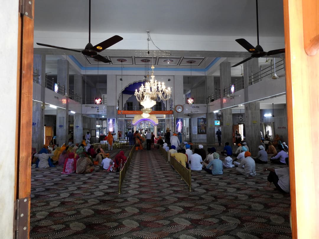 Una vista serena del complesso del gurudwara.