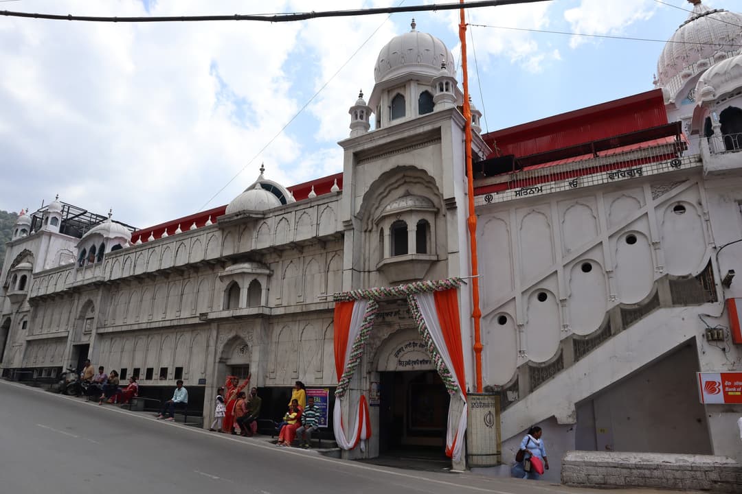 Il gurudwara immerso tra le montagne dell'Himalaya.