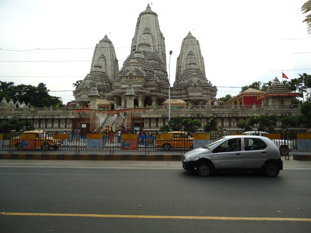 Street view of the front exterior and spires of Birla Mandir Kolkata.