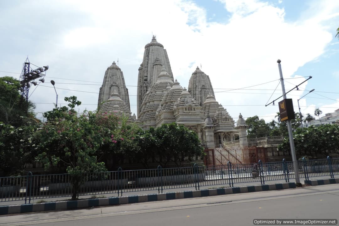 Street-level view of the cream sandstone spires of Birla Mandir, Kolkata.