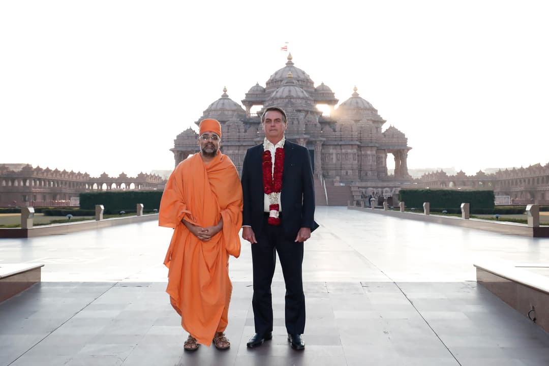 Jair Bolsonaro and a BAPS swami in front of the main Akshardham mandir.
