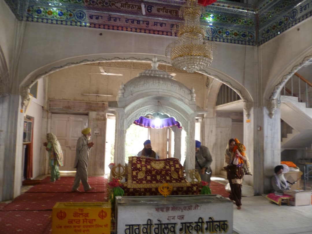 Devoti che offrono preghiere al Gurdwara