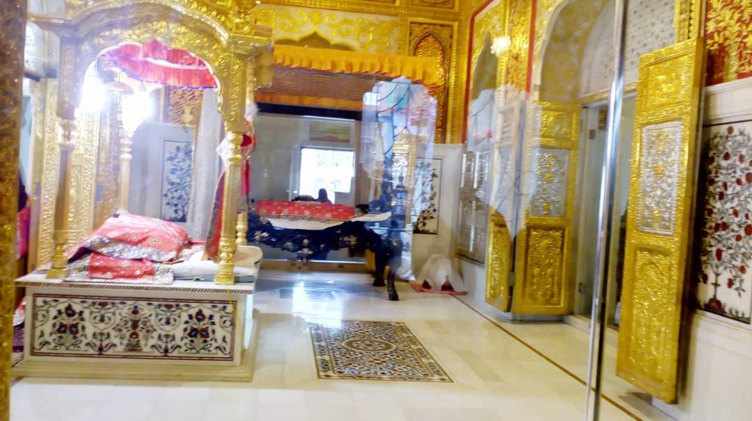 Intricati dettagli architettonici sulla facciata del Gurdwara