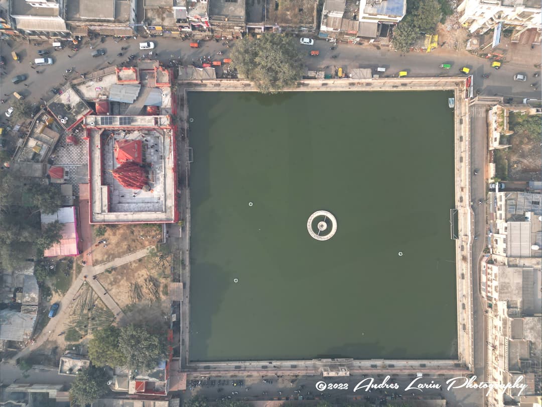 يتجمع المصلون في المعبد، بحثًا عن البركات والعزاء.