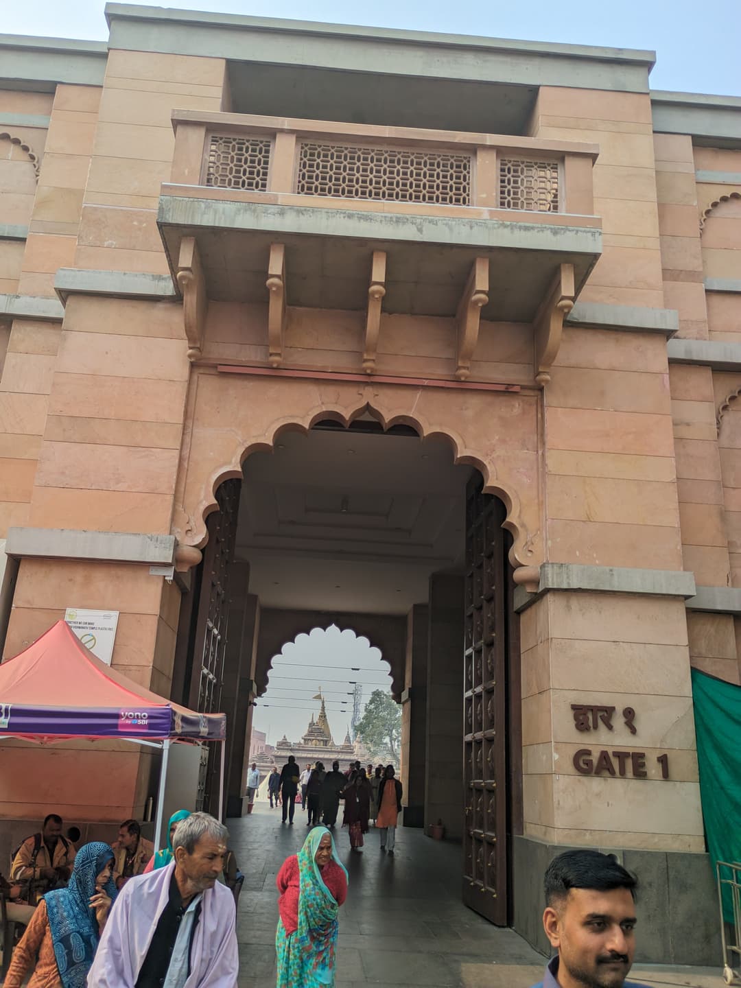 المعبد المضاء في الليل، يخلق أجواء إلهية.