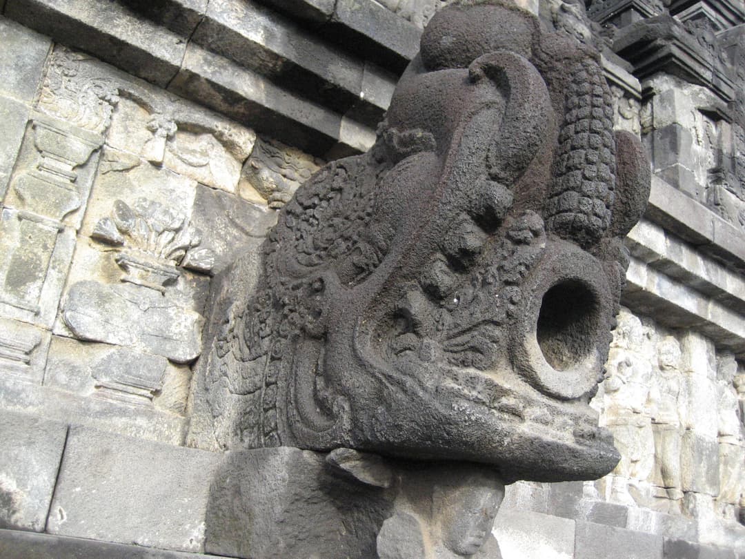 许多钟形佛塔之一，每个佛塔都包含一尊坐着的佛像。