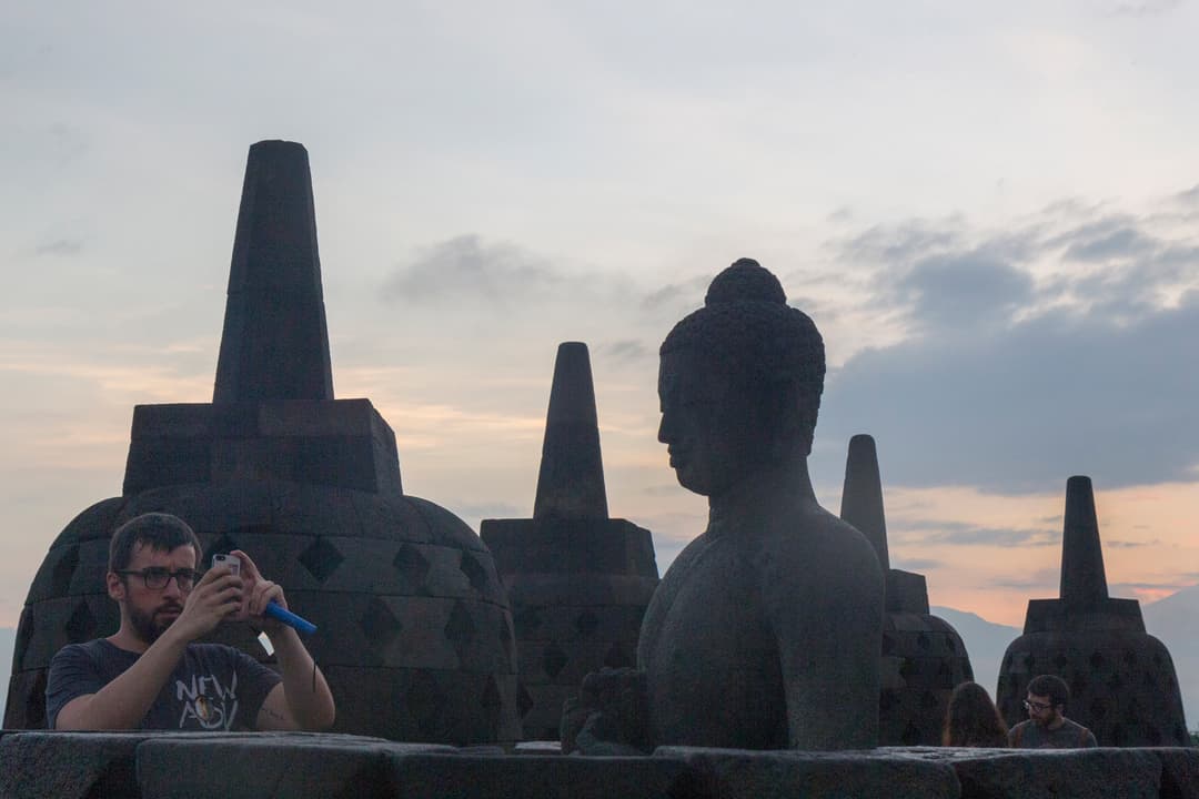 从上层平台看到的周围景观的全景。