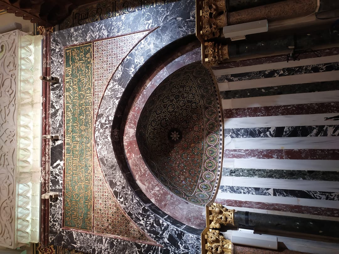 阿克萨清真寺内的礼拜者。