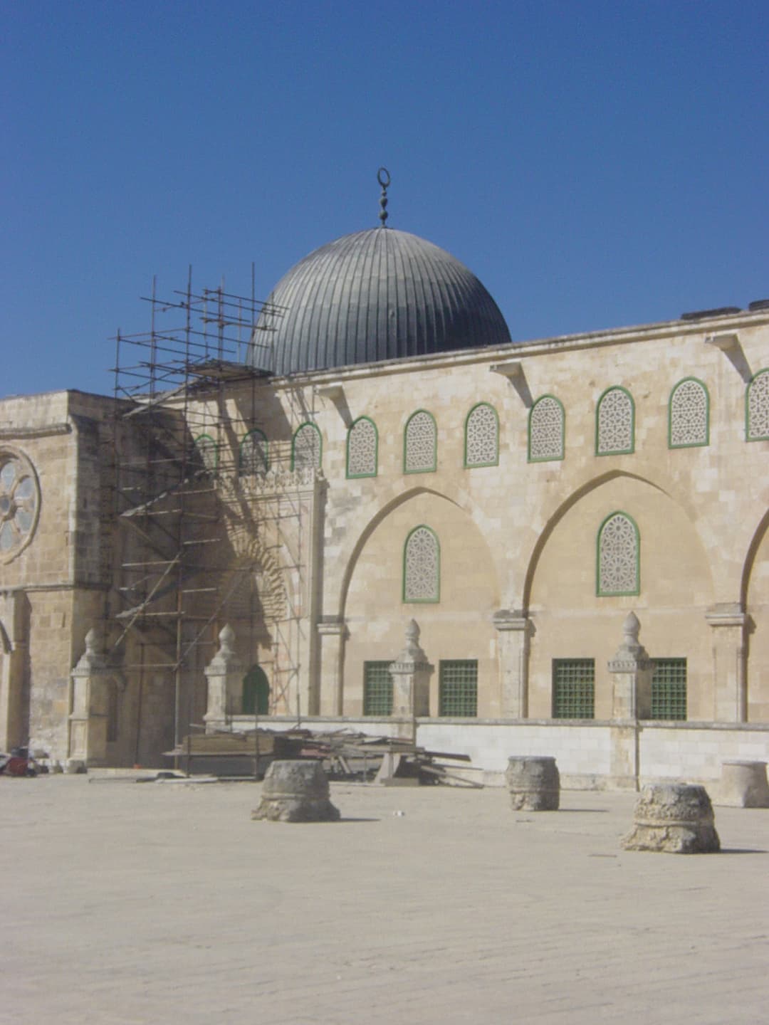 La mosquée Al-Aqsa illuminée de nuit.
