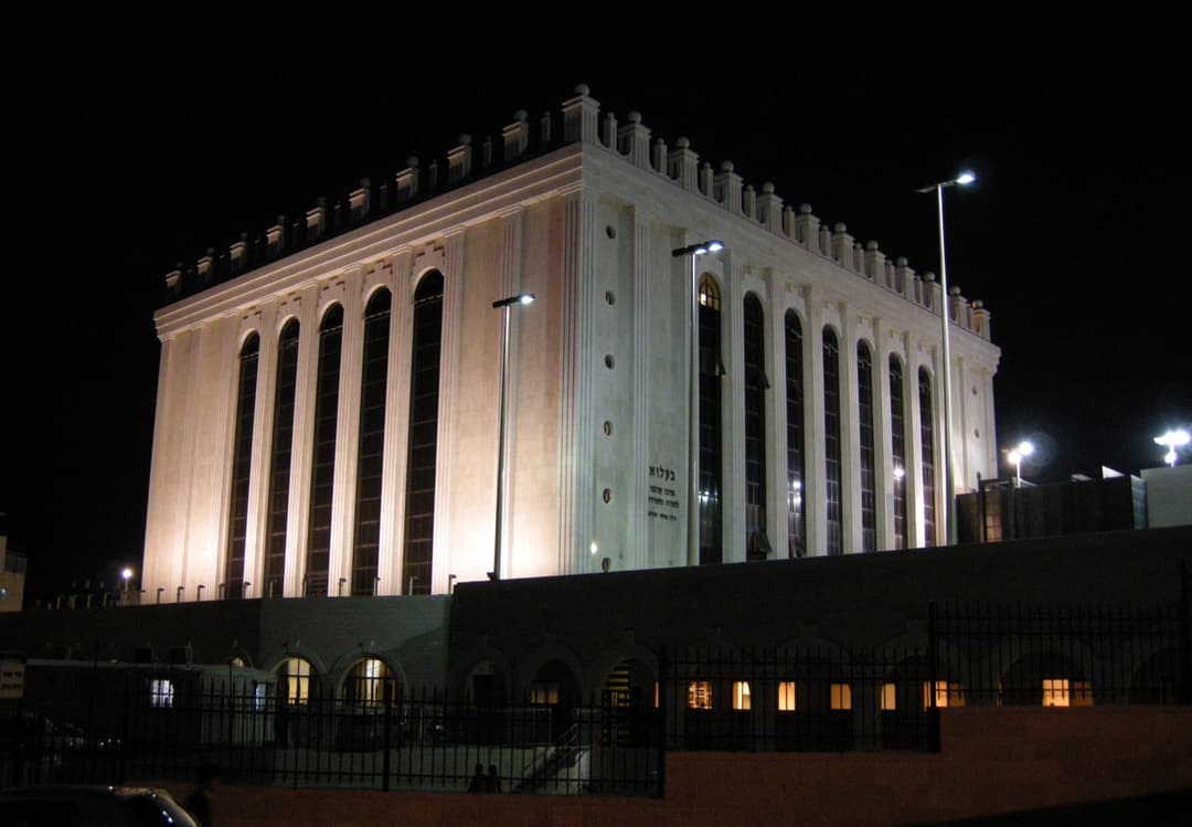 Belz Great Synagogue at night. Facade view.