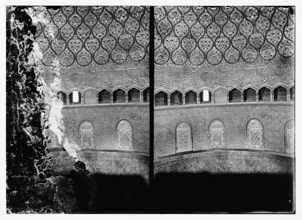 La Cúpula de la Roca de noche, bellamente iluminada.