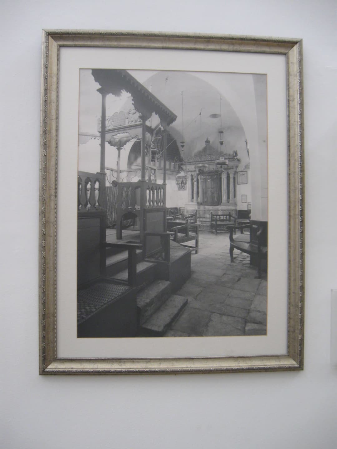 The courtyard connecting the synagogues, providing a communal space for reflection.