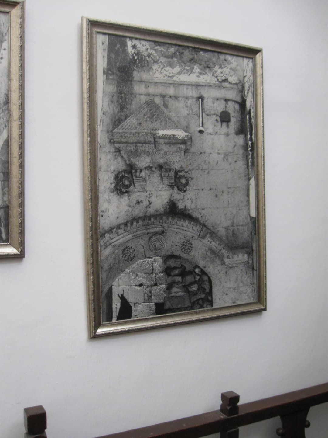 El interior de la Sinagoga Emtsai, destacando su importancia histórica.