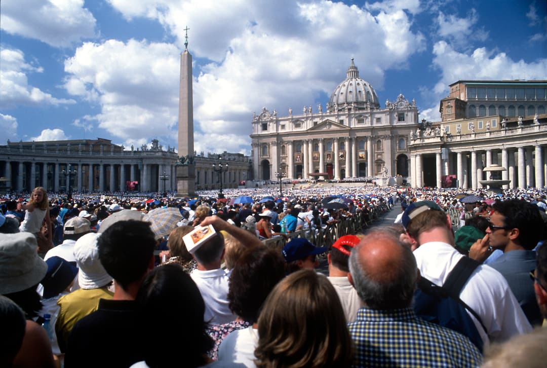 Multitudes reunidas en la Plaza de San Pedro frente a la basílica, vista panorámica diurna.