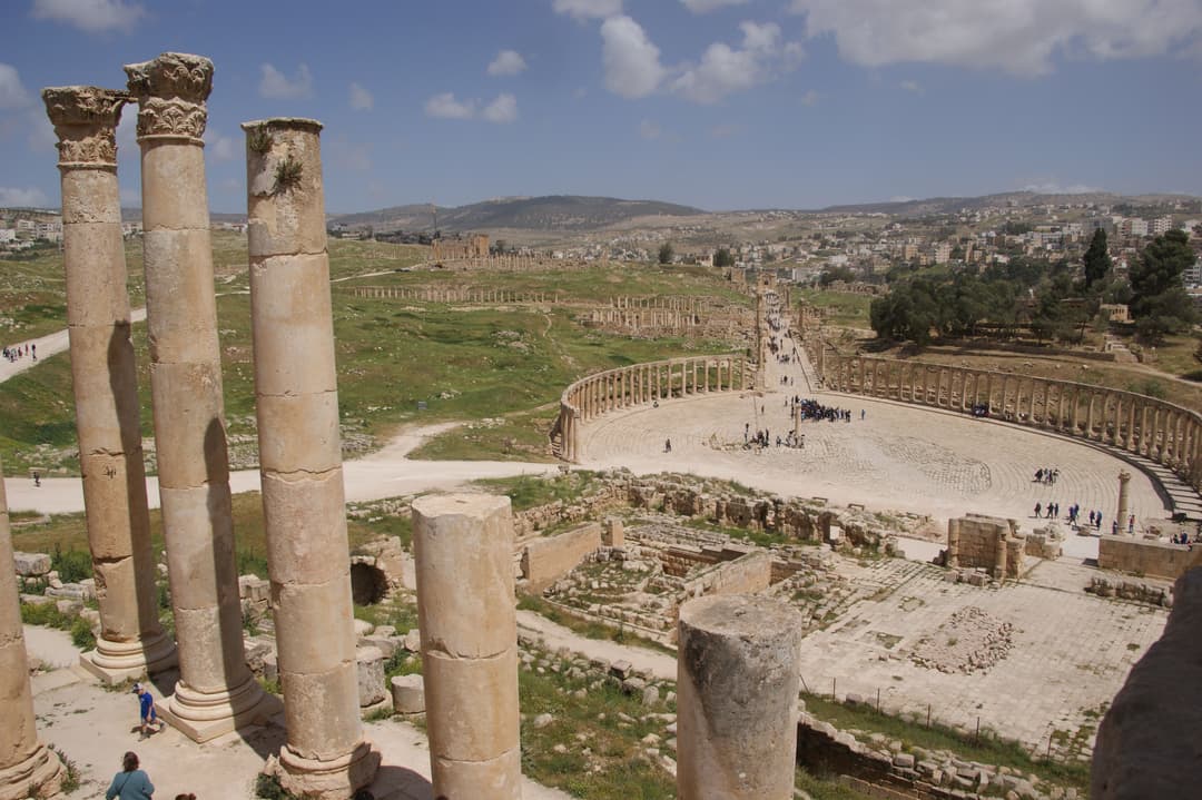 Depiction of the temple's interior with statues of Jupiter, Juno, and Minerva.