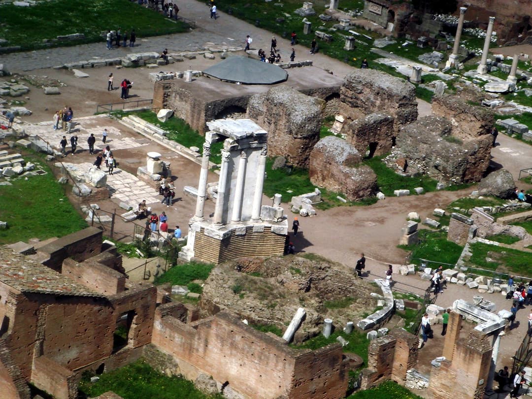 Elevated view of the Temple of Vesta ruins in the Roman Forum.