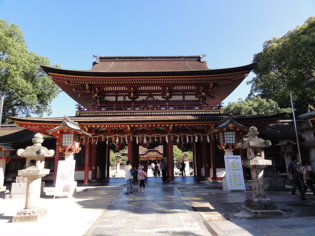 Front view of the vermilion Rōmon gate at Dazaifu Tenman-gū.