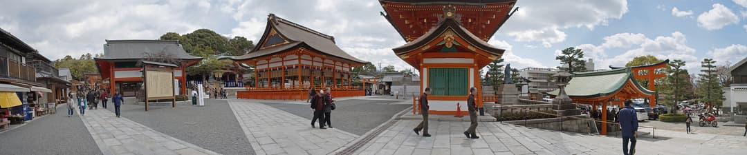 神社の境内地の静かな眺め。