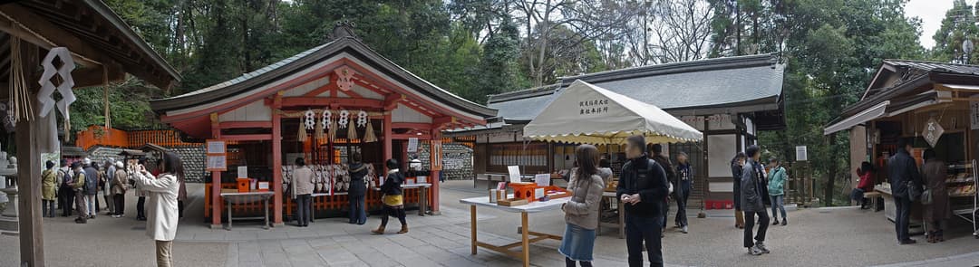 神社にある稲荷の使いである狐の像。