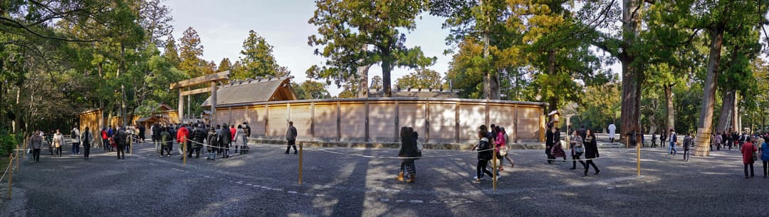 נהר Isuzu הזורם דרך מתחם המקדש, המשמש לטקסי טיהור.