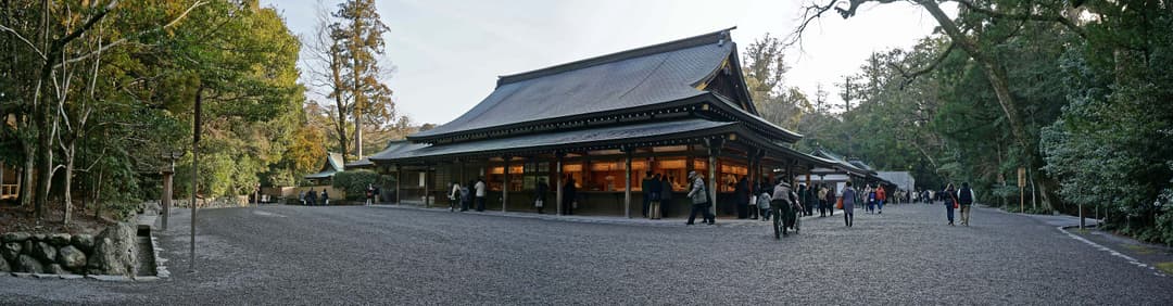 Panorama grand-angle du Kaguraden (pavillon de Kagura) au grand sanctuaire d'Ise.