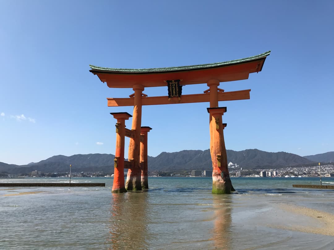 इत्सुकुशिमा मंदिर में नोह मंच, जिसका उपयोग पारंपरिक जापानी प्रदर्शन कला के लिए किया जाता है।