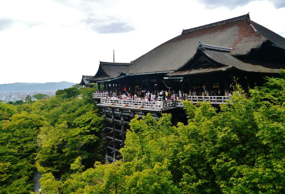 通往寺庙建筑群的宁静小路。