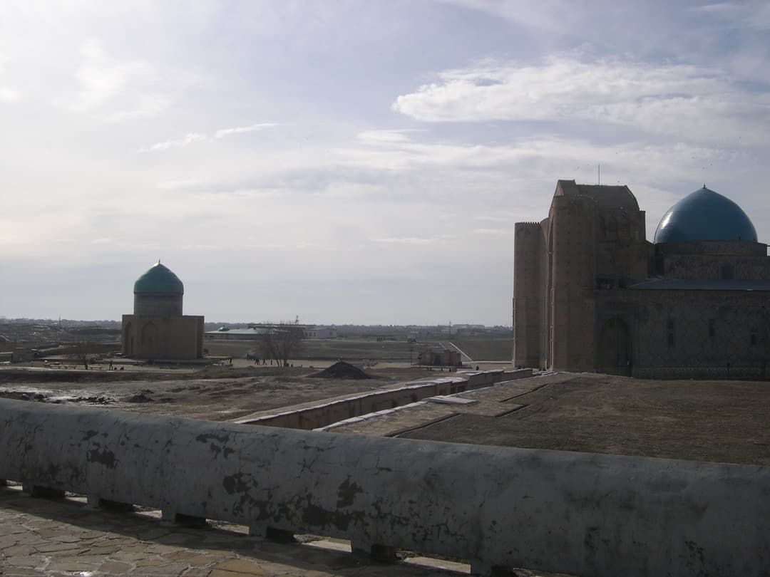 Grounds of the complex with the mausoleum and Rabiga Sultan Begum tomb.