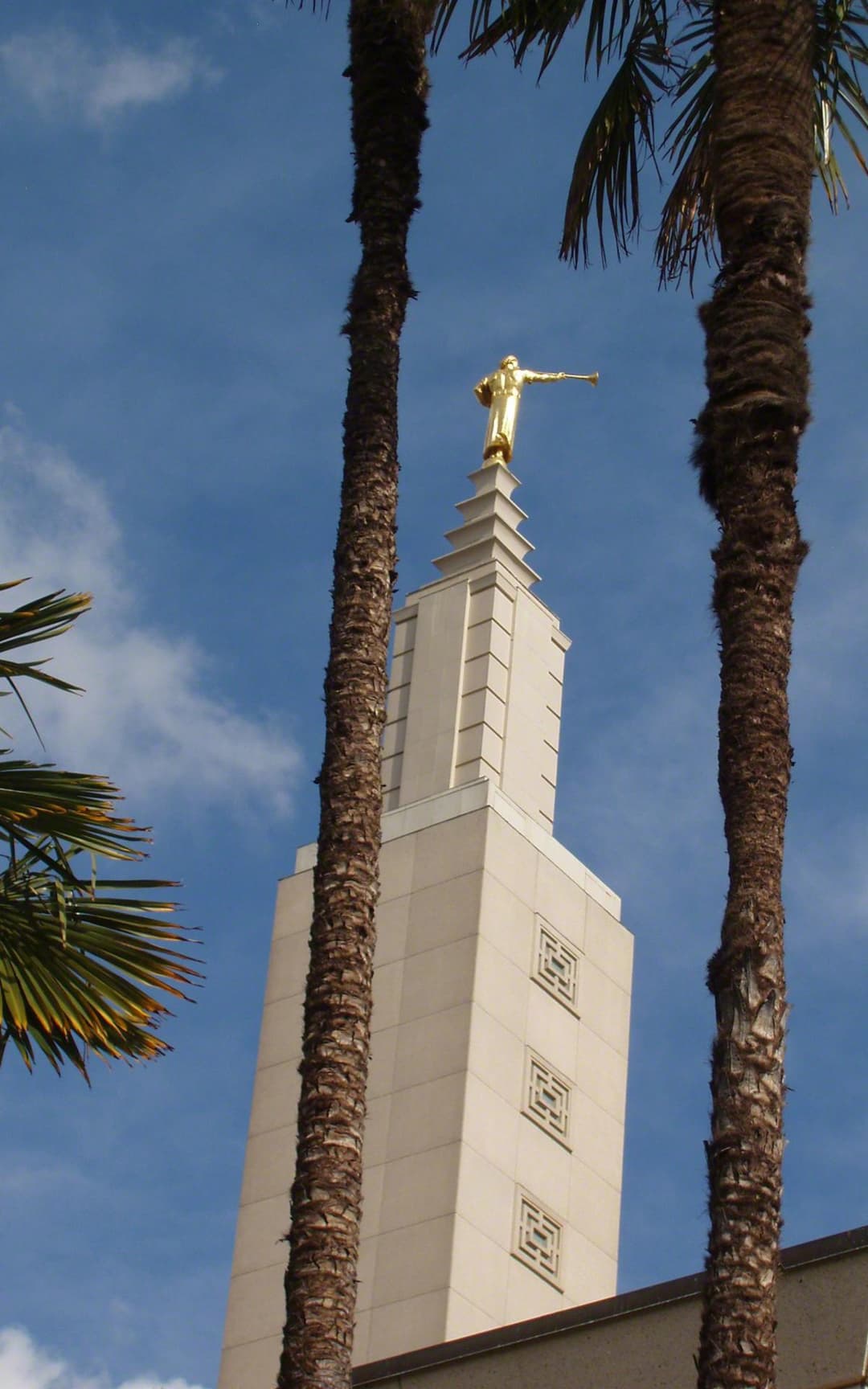 The Los Angeles California Temple at night.