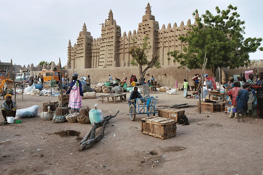 Place du Marché with the Great Mosque of Djenné in the background