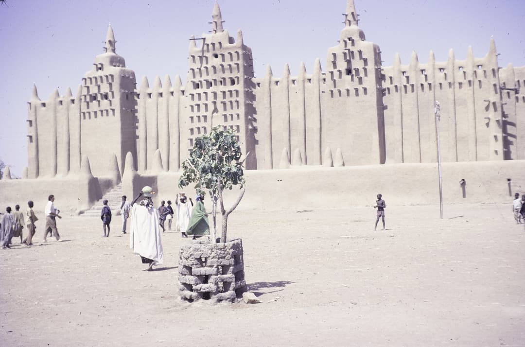 Eastern facade of the Great Mosque of Djenné from the market square