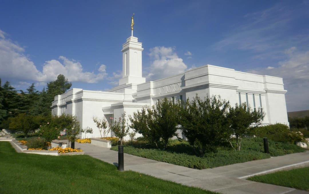 Vista diurna em três quartos do Templo de Colonia Juárez Chihuahua México.