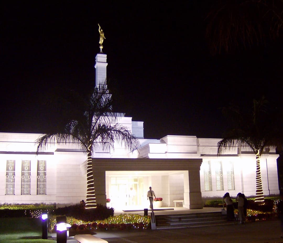 The illuminated front entrance of the Villahermosa Mexico Temple at night.