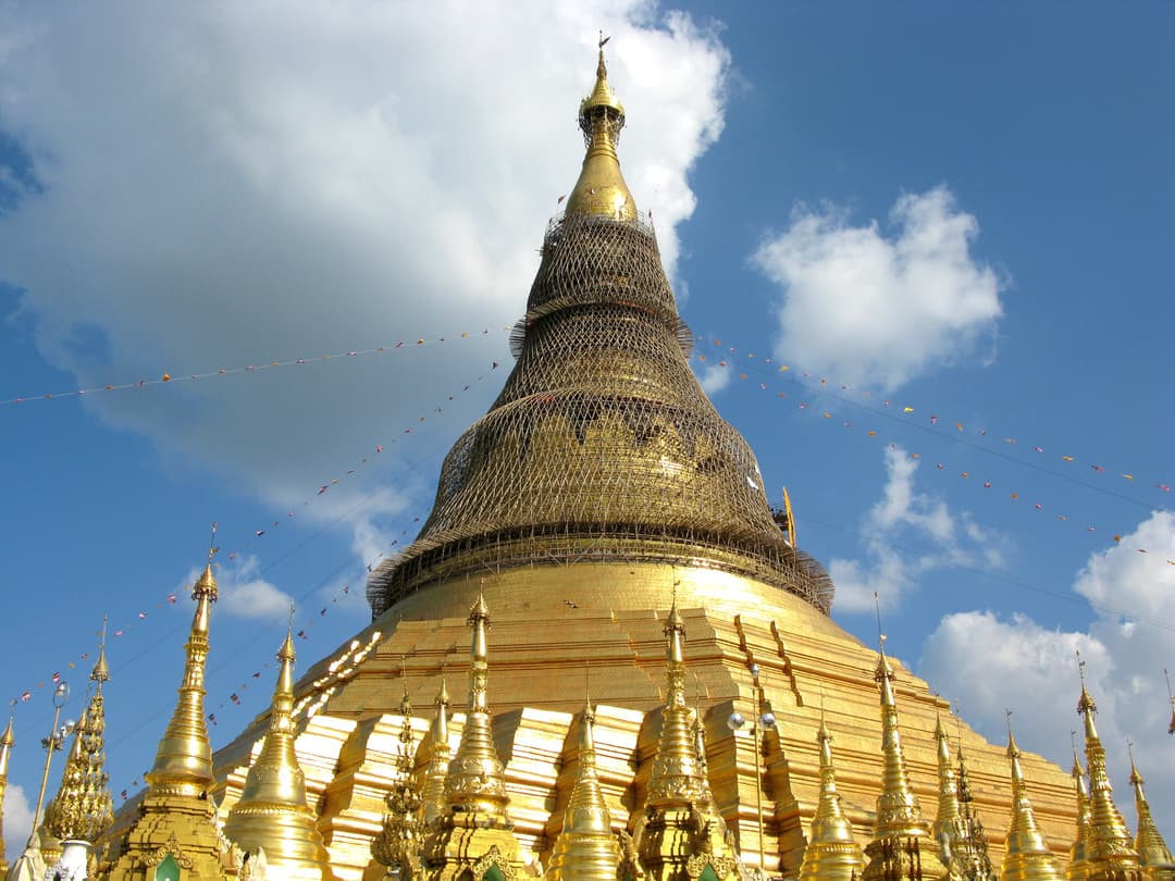 太陽光を反射する黄金の仏塔