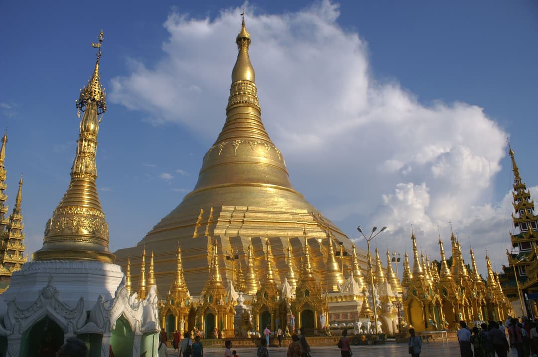 La estupa principal dorada de la Pagoda Shwedagon con la brillante luz de la tarde.