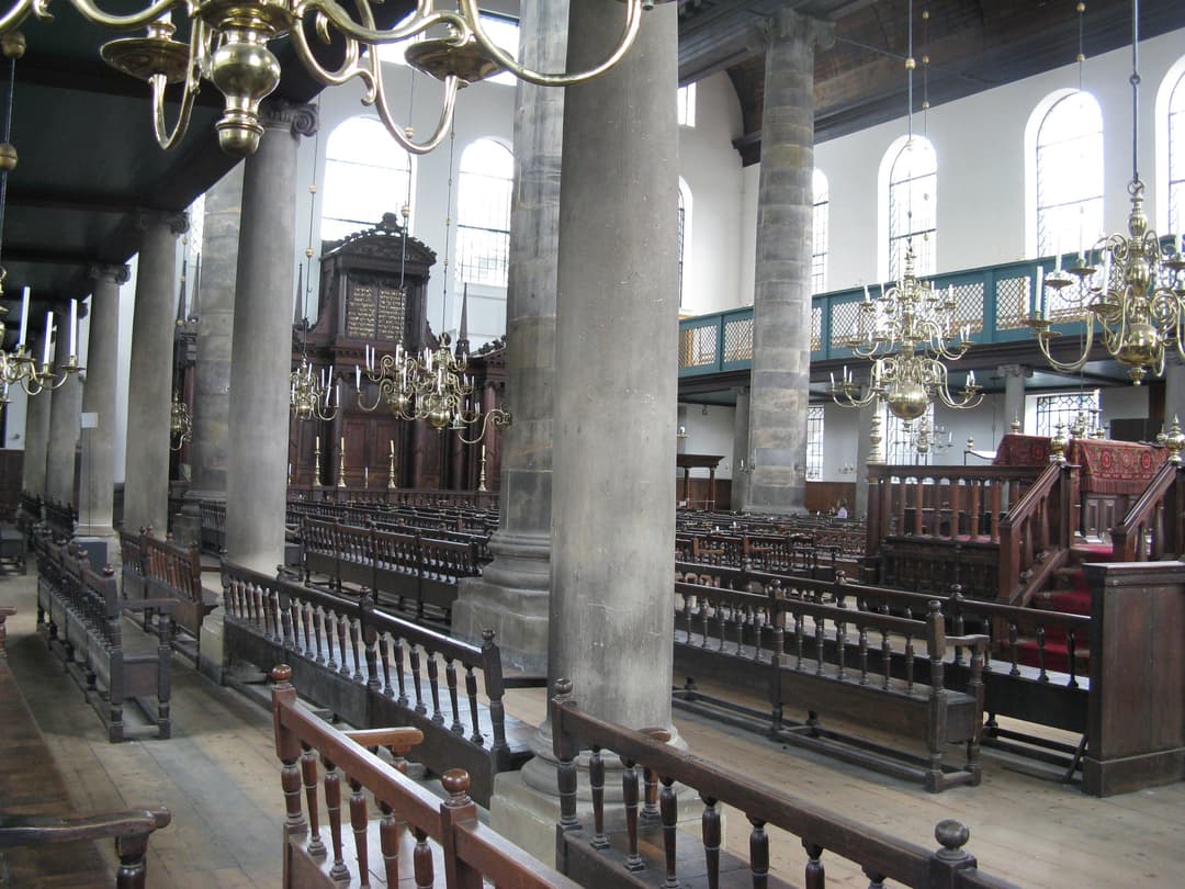 Vista exterior de la Sinagoga Portuguesa en Ámsterdam.