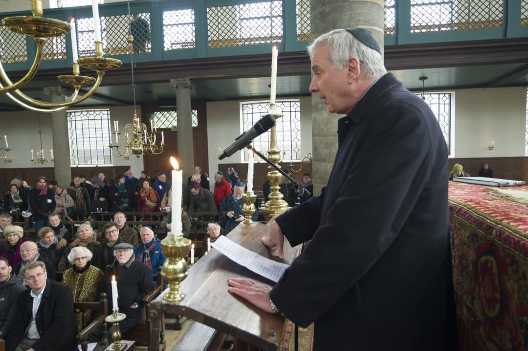 Interior de la Sinagoga Portuguesa, que muestra su grandiosa arquitectura y su ambiente iluminado con velas.